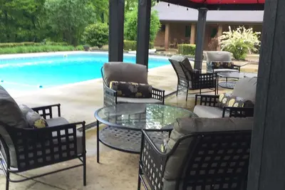 Image de 5 Br, 4 bains, piscine, HotTub, familial, près de Louisville Ky, privé