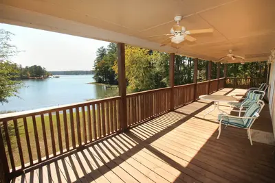 Image de Familial, propriété au bord du lac, 5 chambres 3 salles de bain avec accès en eau profonde