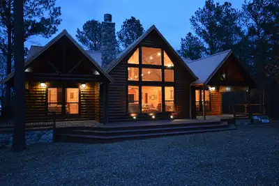 Image de On A Whim est une cabane en rondins de luxe qui a quelque chose pour tout le monde