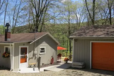 Image de Riverfront Retreat, chalet avec une nouvelle terrasse!