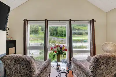 Image de ÉNORME rabais d'automne! Girdwood Slopeside Condo avec balcon sur le toit!