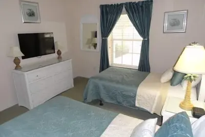 Image de Beaucoup! , La famille, en face de Clubhouse!