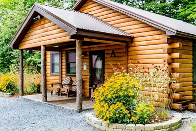 Image de Retraite de cabane en rondins rustique, Cayuga Wine Trail, chiens bienvenus, ouvert toute l'année