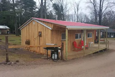 Image de Cottage # 4 sur la rivière AuTrain près de la plage du lac Supérieur, roches illustrées, cascades