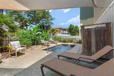 Image de Maison unifamiliale de luxe, vue sur l'océan, vérandas spacieuses, nouvelle piscine, rue calme