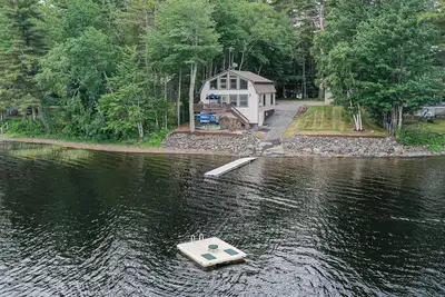 Image de Paisible Point, contemporain Lake House Avec Guest House, Chemo Étang Près Acadie