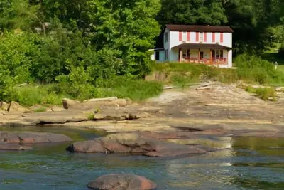 Image de Riverfront Home dans les montagnes d'Arden, en Virginie-Occidentale. Famille et animaux acceptés.