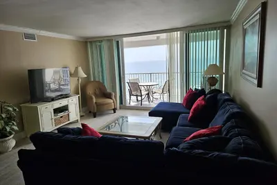 Image de Superbe condo en bord de mer avec configuration de la plage (parasol et 2 chaises par jour)