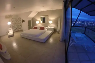 Image de Casa Cristal Mansion - Piscine chauffée et vue imprenable - Bachelor Welcome