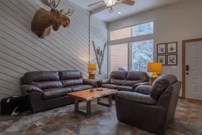 Image de Emplacement incroyable! Cedars 37 Slopeside Townhome Peak 9 Ski-in / ski-out Moose