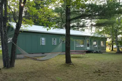Image de Retraite isolée avec accès à la rivière près de la plage du lac Supérieur et des rochers
