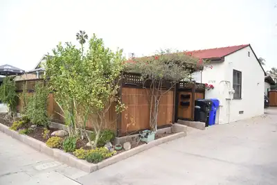 Image de 2 ch avec cour au coeur de la vieille ville - nous aimons les animaux!