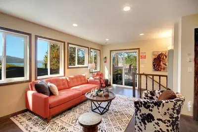 Image de Chalet près des stations de ski au bord du lac