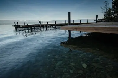 Image de Accueil Lakefront Avec bain à remous, du Dock, de superbes vues depuis le salon et chambres à coucher