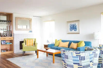 Breezy Sailboat Villa: dernier étage et 1 pâté de maisons de la plage