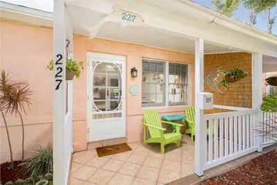 Image de Cocoa Beach Stay Downtown Cottage sur la Space Coast, marchez jusqu'à la plage!