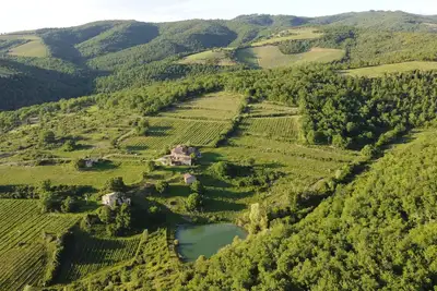 Image de Ancienne ferme dans la région du Chianti, entre Florence, Sienne avec lac privé