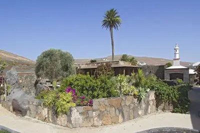 Image de Villa très calme et bien communiqué au centre de l'île.