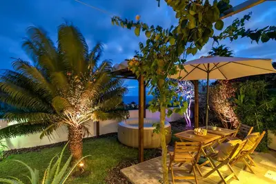 Image de Apartmento c / jardin, eau chaude Spa gonflable et vue sur la mer.