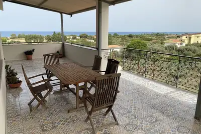 Image de Penthouse avec véranda panoramique immergée dans la nature, à deux pas de la mer Ionienne