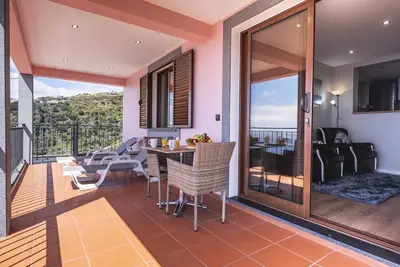 Image de Appartement de vacances - avec grande terrasse avec vue spectaculaire sur la mer et la montagne