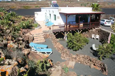 Image de 2 chambres Gîte avec entraînement privé, terrasses, jardin en contrebas et vue sur la mer