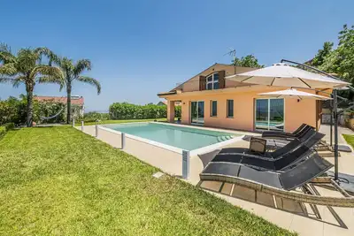 Image de Superbe villa avec piscine privée chauffée à hydromassage avec vue sur les îles Éoliennes!