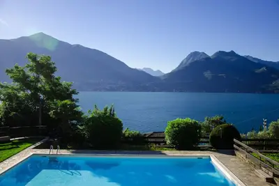 Image de Charmante petite maison avec belle vue sur le lac dans résidence avec piscine
