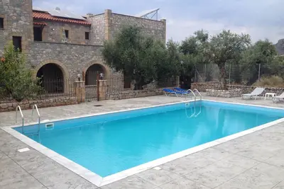 Image de Io villa un petit château de pierre à Stoupa