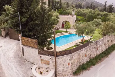 Villa traditionnelle en pierre avec piscine et vue sur Nice.