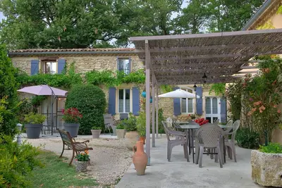Image de Mas provençal traditionnel en pierre, gîte. Grande piscine M