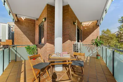 Image de Grande terrasse ensoleillée dans un appartement confortable grande connexion Internet gratuite