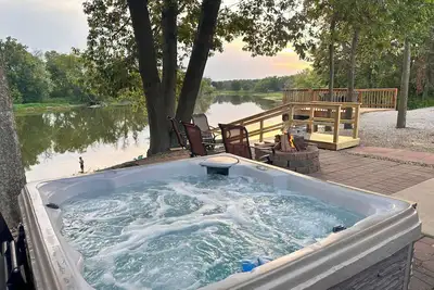 Image de Cabane Cedar Bend avec bain à remous pour 6 personnes! !