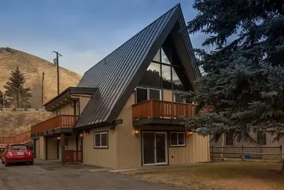 Image de Juste rénové A-frame Maison En Warm Springs avec une touche italienne.