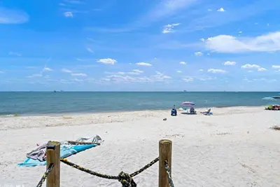 Image de Beach Front Dauphin Island - Grand condo pour 6 personnes Dauphin Surf Club