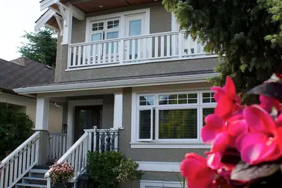 Image de 3 chambres, 3. 5 salles de bain Kitsilano Luxury Custom Build - 6 personnes +