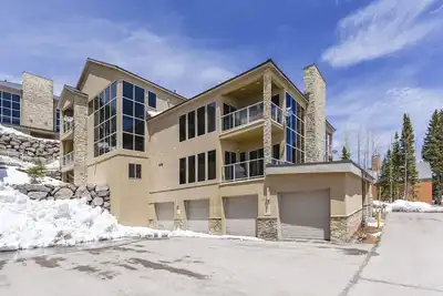 Image de Spacieux condo de 2 étages avec vue, juste en face des ascenseurs! Amusez-vous à jouer au shuffle