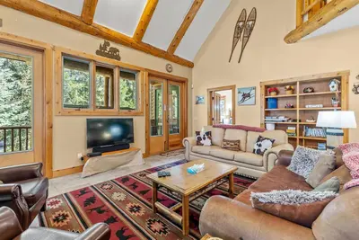 Image de Streamside Retreat avec vue sur le ruisseau et les montagnes - bain à remous privé donnant sur le ruisseau