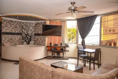 Image de 2 chambres à coucher Ac, bain à remous, 4 blocs de Lleras