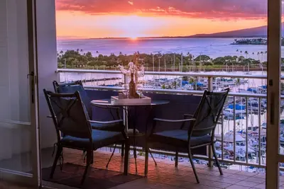 Image de Condo Beachfront amélioré avec magnifiques couchers de soleil et emplacement central.