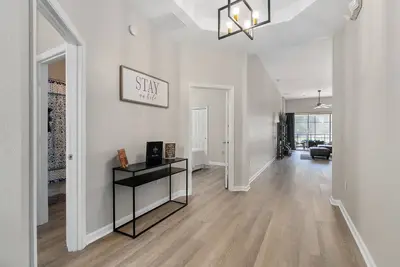 Image de 2 milles à Disney - Vrbo Top Pick - Piscine / Théâtre Home In Gated Windsor Hills