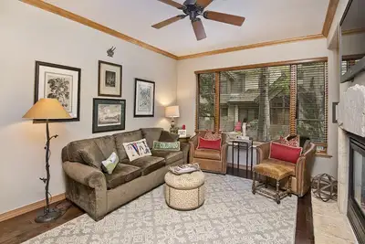 Image de Déplacez-vous sur les pistes de ski de la remontée mécanique Arrow Bahn Express à proximité ou sur le parcours de golf du magnifique Countr