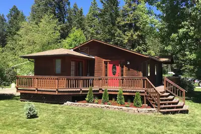 Image de Deux pâtés de maisons du lac! Récemment mis à jour! Sous-sol complet