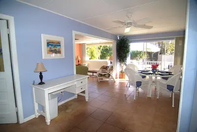 Image de 5 étoiles, animaux acceptés, ensoleillé, Cottage privé avec Old Florida Charn Mins à la plage