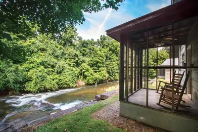 Image de Juste à côté de la crique - cascade - projetée sous le porche - baignoire jacuzzi