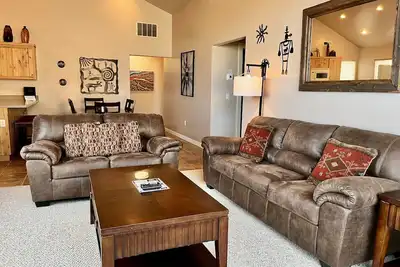 Image de Séjour à un niveau, 3 chambres à coucher, 2 salles de bain, garage 2 voitures
