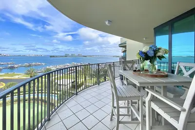 Condo au bord de l'eau au 4ème étage avec piscine intérieure, rivière lente, bain à remous, cuisine