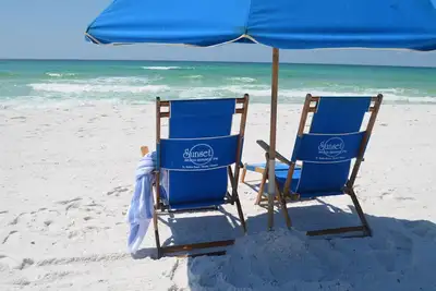 Image de Grand condo avec parasol et chaises de plage inclus dans le prix!