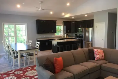 Image de 4e nuit gratuite - 4 Br / 3 Ba Lakeview Ă Grand Rivers - La seule ville sur les deux lacs
