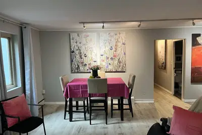 Image de Cozy Condo moderne juste à côté du centre de convention